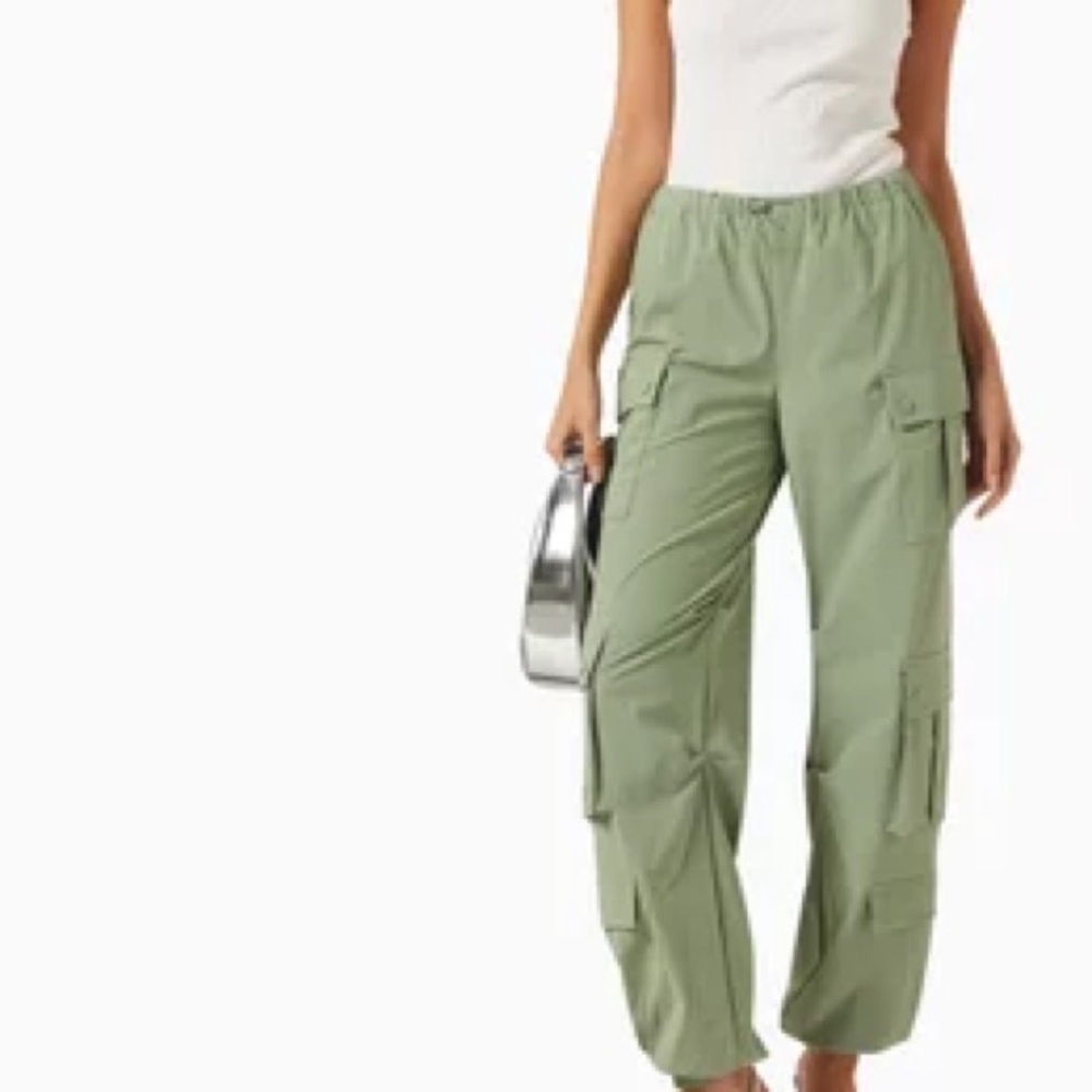 ALICE + OLIVIA
Shara Parachute Cargo Pants in Recycled-nylon